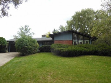 16015 W Top-O-Hill Dr, New Berlin, WI 53151-5026