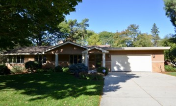 2055 Cloverhill Rd, Elm Grove, WI 53122