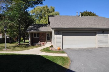 5037 S Stonehedge Dr, Greenfield, WI 53220-4628