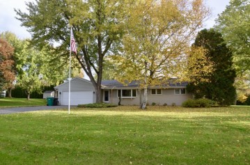 N48W16514 Lone Oak Ln, Menomonee Falls, WI 53051-6642