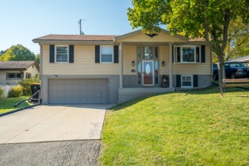 4621 N 117th St, Wauwatosa, WI 53225-4301