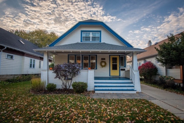 2177 N 61st St, Wauwatosa, WI 53213-2009