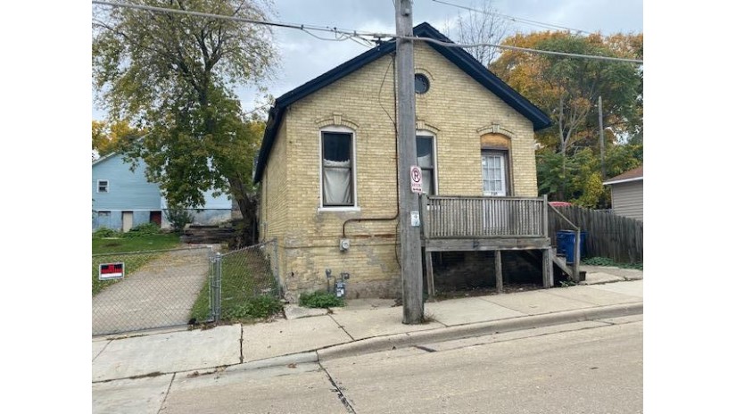 730 Prospect St Racine, WI 53404 by Nilsen Realty $34,900