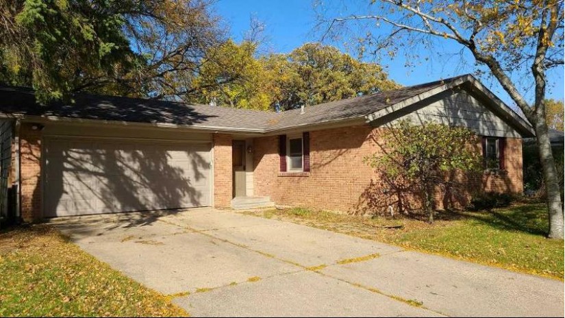 4704 Burningtree Drive Rockford, IL 61114 by Pioneer Real Estate Services $97,880