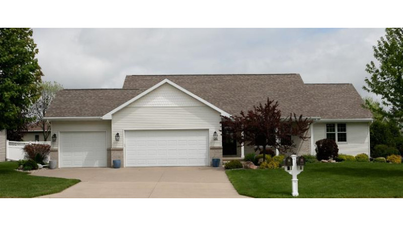 5488 Serenity Court Grand Chute, WI 54914 by Standard Real Estate Services, LLC $320,000