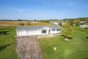 5392 Leonard Point Road, Omro, WI 54963