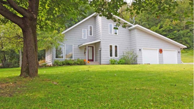 1002 10th Ct Reedsburg, WI 53959 by First Weber Inc $254,000