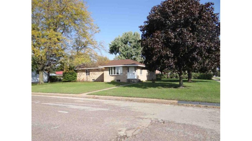 611 E Dunn St Prairie Du Chien, WI 53821 by Re/Max Ridge-N-River $159,900