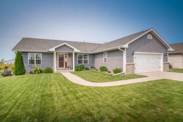 541 Silver Fox Dr S, Kewaskum, WI 53040-9054