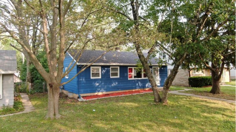 6058 N 40th St Milwaukee, WI 53209 by RE/MAX Excel $79,900