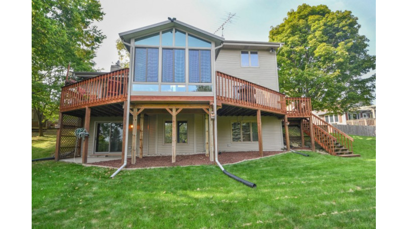 703 Sunrise Ct Waukesha, WI 53188 by Shorewest Realtors $385,000