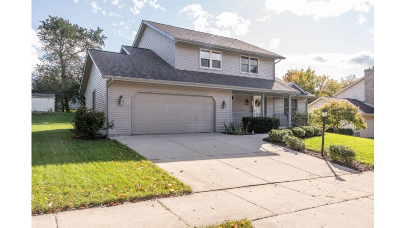 1255 Highpoint Ln Waukesha, WI 53189 by Shorewest Realtors $359,000