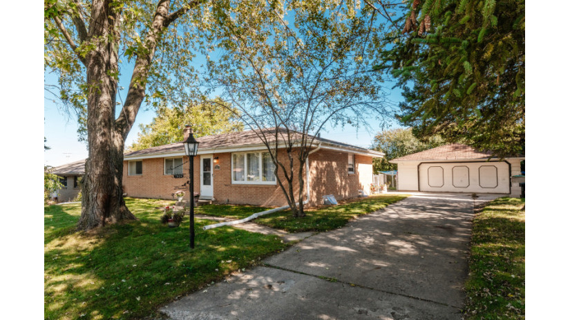 7924 N Link Pl Milwaukee, WI 53223 by Shorewest Realtors $179,900