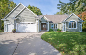 4495 S Foxwood Blvd, Greenfield, WI 53228-2488