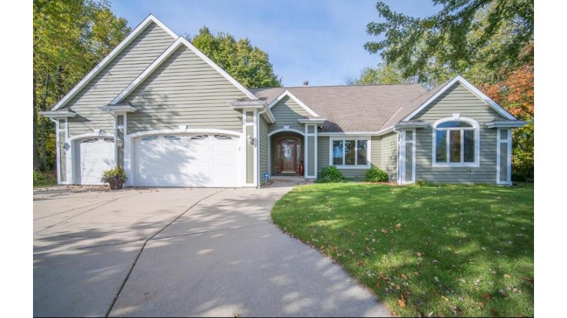 4495 S Foxwood Blvd Greenfield, WI 53228 by Coldwell Banker HomeSale Realty - Franklin $439,900