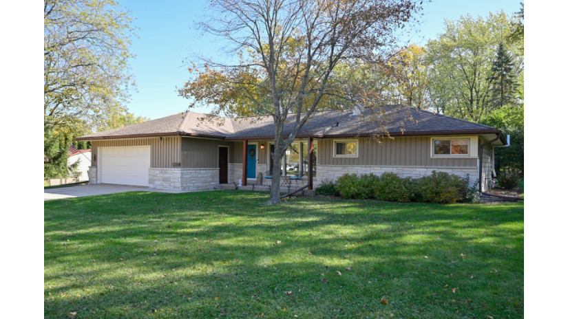 3400 S El Sirroco Dr New Berlin, WI 53151 by Shorewest Realtors $325,000