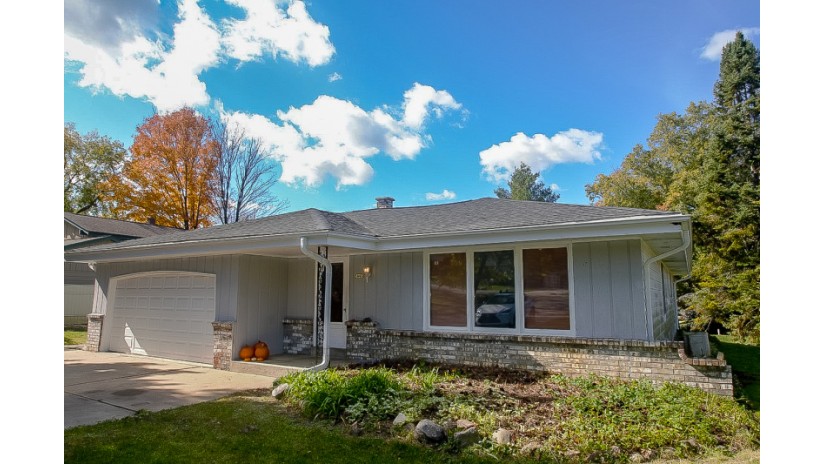 5443 S 199th St New Berlin, WI 53146 by Shorewest Realtors $259,900