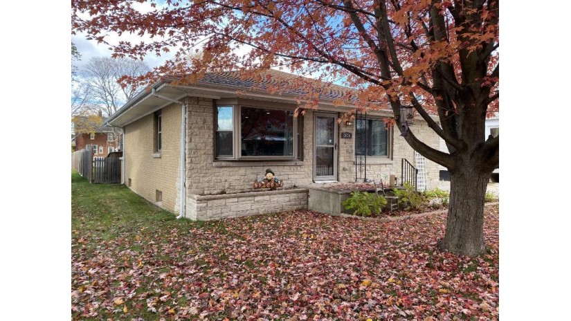 1620 25th St Two Rivers, WI 54241 by Coldwell Banker Real Estate Group~Manitowoc $94,900