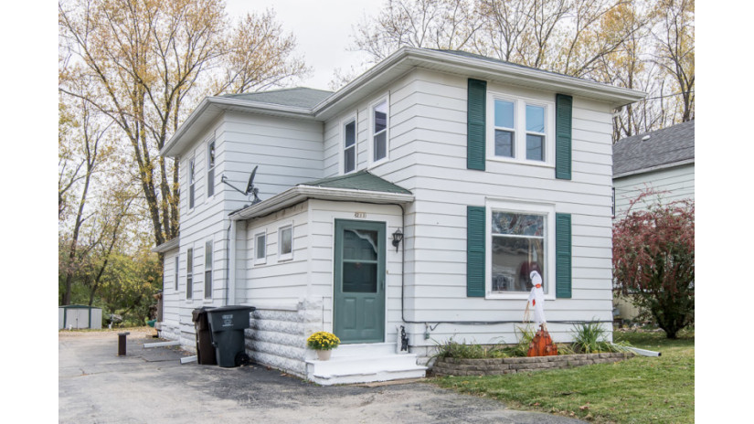 211 N Main St North Prairie, WI 53153 by Shorewest Realtors $185,000