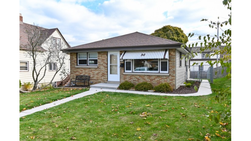 4366 S Packard Ave Cudahy, WI 53110 by Shorewest Realtors $137,900