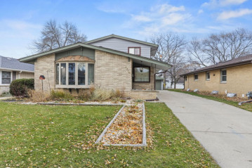 2556 S 85th St, West Allis, WI 53227-2720