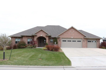 2754 Creekwood Circle, Bellevue, WI 54311