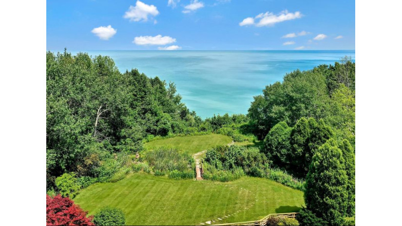 326 W Seacroft Ct Mequon, WI 53092 by Keller Williams Realty-Milwaukee North Shore $980,000