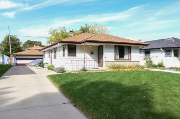 6909 N 41st St, Milwaukee, WI 53209-2204