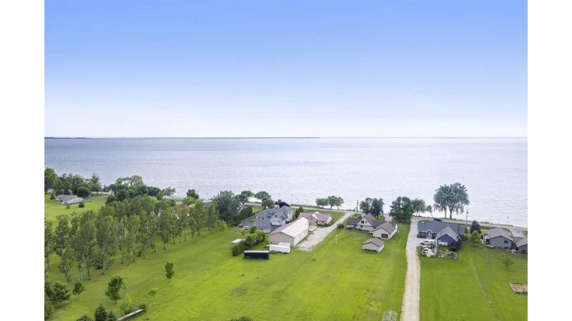 1062 S Bay Shore Road Union, WI 54204 by Todd Wiese Homeselling System, Inc. $379,900