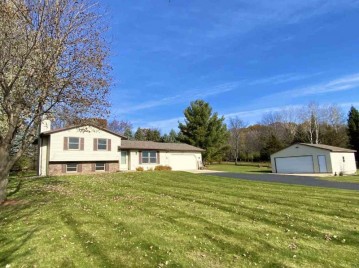 W7190 S Oak Ridge Ct, Lowville, WI 53955