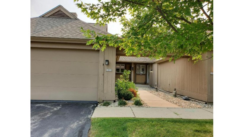 2333 W Cumberland Ct Mequon, WI 53092 by  - (414) 935-4500 $2,395