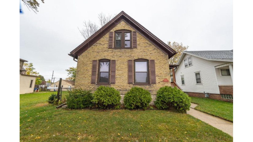 2209 Superior St Racine, WI 53402 by Coldwell Banker Realty -Racine/Kenosha Office $130,000