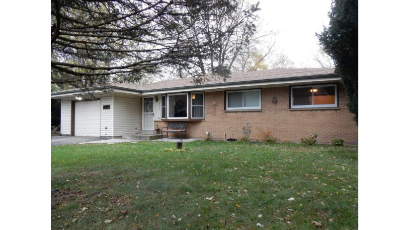 5865 S Vista Dr New Berlin, WI 53146 by Homeowners Concept Save More R $258,900