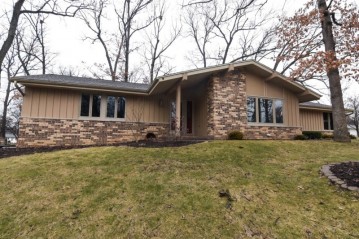 5301 Radcliff Dr, Greendale, WI 53129-2804