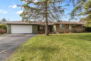 4211 S Moorland Rd, New Berlin, WI 53151-5869