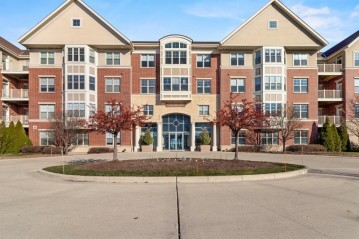 4110 S Lake Dr 136, Saint Francis, WI 53235