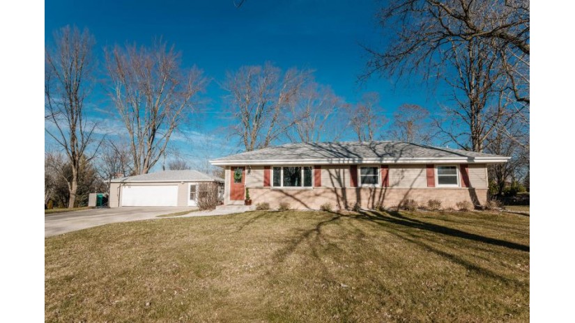 W143N5512 Van Buren Dr Menomonee Falls, WI 53051 by Mierow Realty $275,000