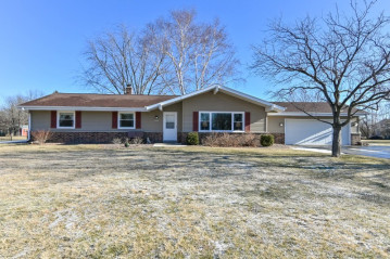 12432 N Emily Ln, Mequon, WI 53092-2610