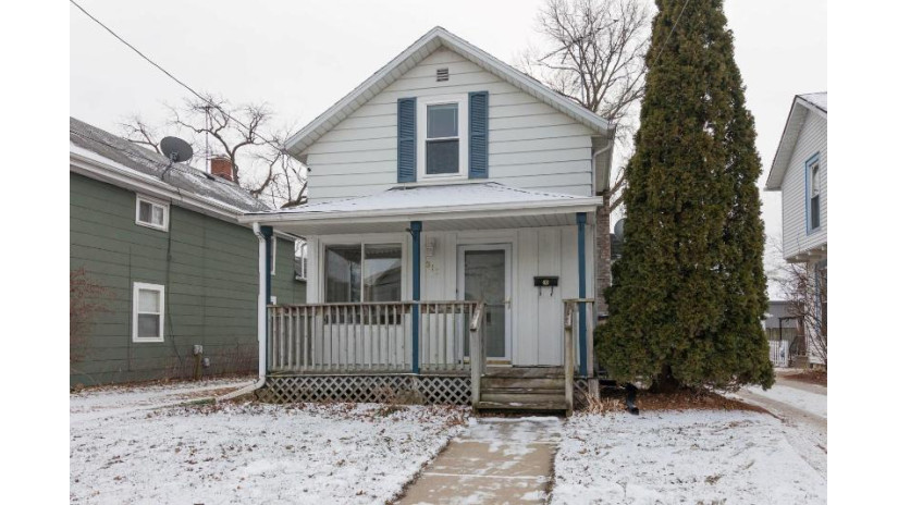 317 W South St Oconomowoc, WI 53066 by First Weber Inc - Delafield $189,900