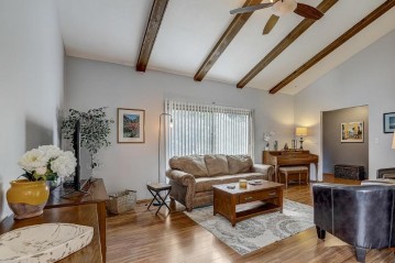 W53N107 Mckinley Ct, Cedarburg, WI 53012-2929