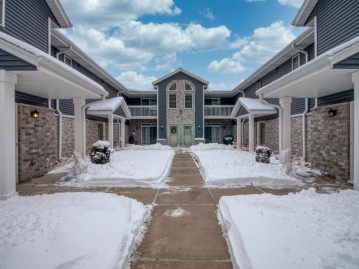 410 W Aspen Dr 8, Oak Creek, WI 53154