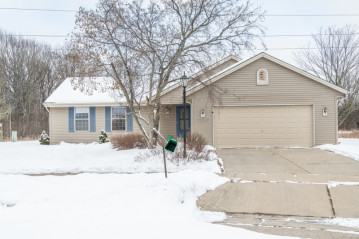 1936 Wexford Ln, Waukesha, WI 53186-1252