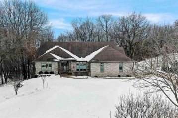 5613 Cobblestone Ln, Westport, WI 53597