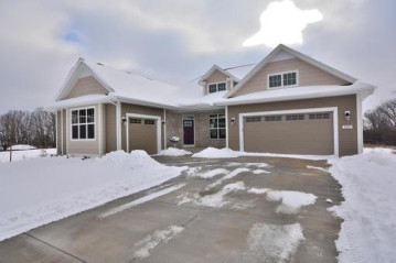 8265 W Mourning Dove Ct, Mequon, WI 53097