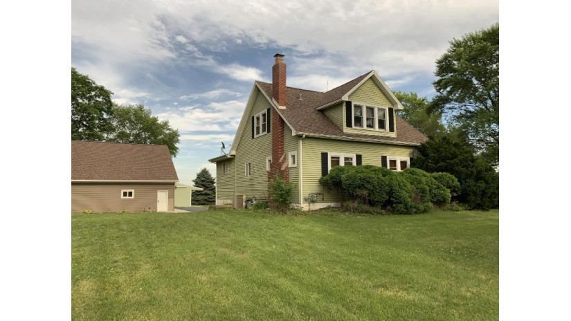 10011 136th Ave Bristol, WI 53142 by Milos Real Estate, LLC $475,000