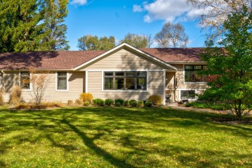 3310 W River Dr, Mequon, WI 53097-1621