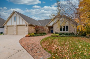 930 Schloemer Dr, West Bend, WI 53095-5507