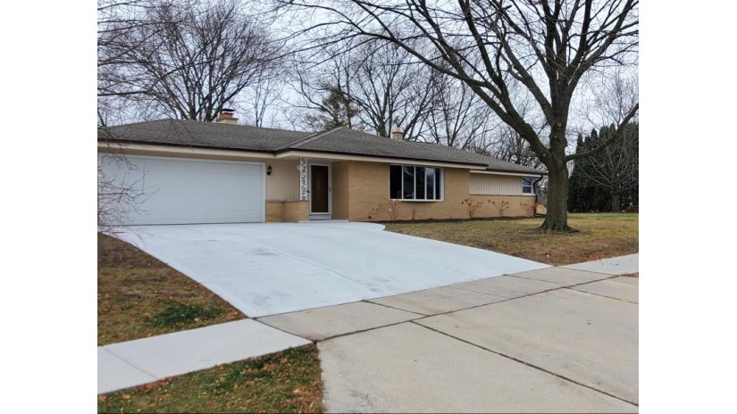 5460 S Honey Creek Dr Greenfield, WI 53221 by Jock Team Real Estate LLC $328,000