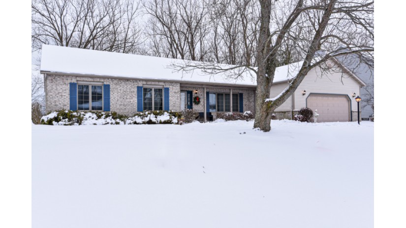 5811 Finch Ln Caledonia, WI 53402 by Shorewest Realtors $329,900