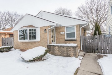 4540 N 77th St, Milwaukee, WI 53218-5304